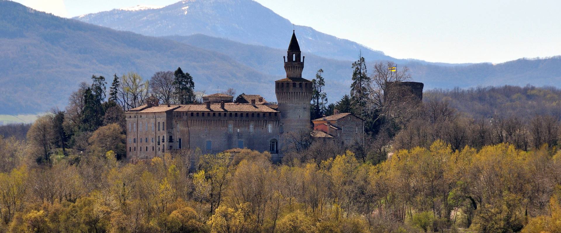 Veduta del  castello e del borgo foto di Giulia Pilotta